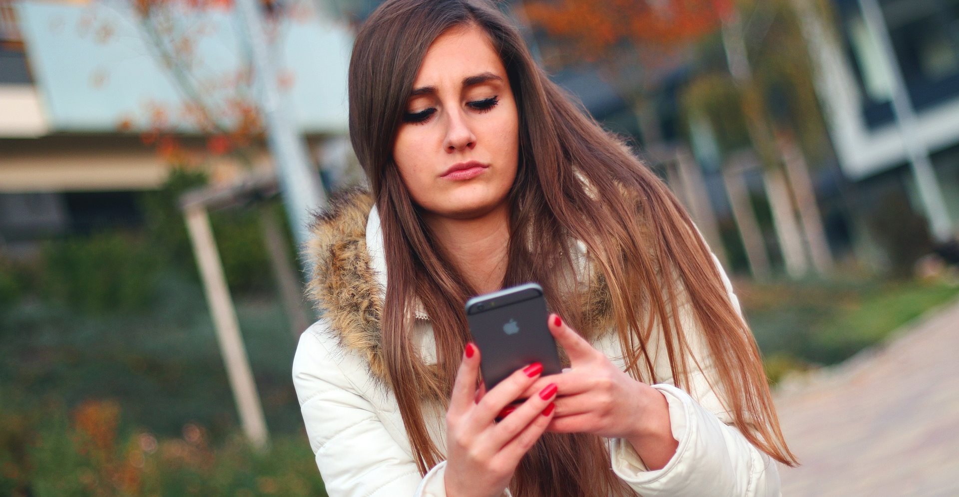 Woman_on_SmartphoneX